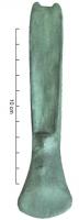 HCH-1050 - Hache à talonbronzeHache à talon échancré et lame très courte, du fait du talon déporté vers le tranchant qui est évasé et arrondi en spatule.