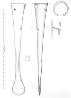 HCH-1205 - Hache spatule à douillebronzeTPQ : -1300 - TAQ : -900Hache-spatule à tranchant évasé avec un très léger rebord et un emmanchement à longue douille présentant un ou deux trous pour chevilles, coulée d'une seule pièce. 