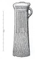 HCH-2015 - Hache à douille : type armoricain de BrandivybronzeTPQ : -700 - TAQ : -500Hache à douille de type armoricain : ouverture de la douille subquadrangulaire, section quadrangulaire du corps de la hache, tranchant peu évasé, douille profonde, anneau latéral prenant sous le bourrelet, composition à forte teneur en plomb.
 Les haches du type de Brandivy sont grandes (en général de 130 à 160mm) ; bourrelet sommital parfois précédé d'une ou deux côtes ; le plus souvent, décor de filets verticaux.