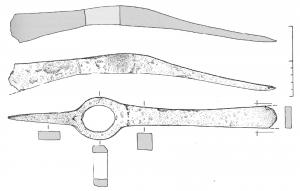 HOU-2001 - Houe-piocheferTPQ : -600 - TAQ : -475Houe à lame étroite, rectangulaire, avec à l'opposé une pioche placée dans un plan perpendiculaire; l'œil d'emmanchement forme un angle d'environ 135° avec la lame de la houe.