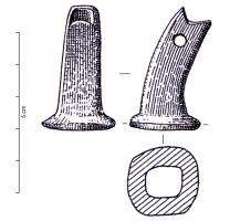 IND-1033 - ManchonbronzeManchon incurvé, de section subcarrée ; une extrémité est élargie en colorette, l'autre, présentant une encoche en V, est percée de deux trous opposés.