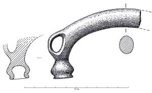 IND-1042 - Tige incurvéebronzeForte tige incurvée, de section ovalaire ; bélière latérale près de l'extrémité vasiforme creuse.