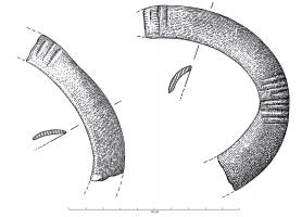 IND-1067 - Objet annulairebronzeObjet annulaire, ovalaire, de section concavo-convexe à décor d'incisions transversales.