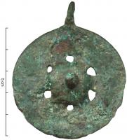IND-2001 - Pendant circulairebronzePetit pendant circulaire à umbo peu proéminent, bouton certral entouré de six perforations triangulaires.
