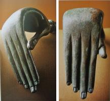 IND-3025 - Gratte-dosbronzeInstrument très allongé, terminé par la figuration d'une main aux doigts tendus, permettant de se gratter le dos.
