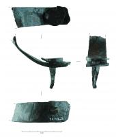 IND-3109 - Objet indéterminéferBande de fer massive de section quadrangulaire, recourbée en son centre et fichée dans un support en bois à l'aide de deux clous fixés à ses extrémités.