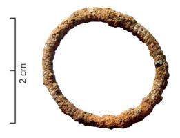 IND-3124 - Anneau cannelébronzeAnneau mince, fermé, à pourtour régulièrement cannelé (profondes incsions transversales).