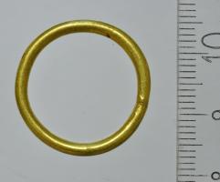 IND-3125 - Anneau ferméorAnneau fermé, section ronde plus ou moins fine ; jonction soudée avec, parfois, ruban enroulé sur cette partie.