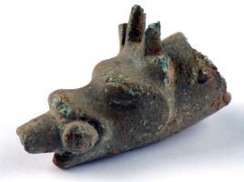 IND-4026 - EmboutbronzeEmbout en forme de tête de cervidé (départ des deux bois entre les oreilles) tenant dans sa bouche un (phallus ?)