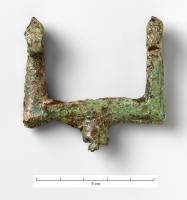IND-4312 - Objet indéterminébronzeTige en U, angles vifs, reliés à une tige courte qui semble avoir été rivetée. Les sommets sont légèrement repliés d'un côté.