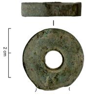 IND-4383 - IndéterminébronzeExtrémité d'une pièce en forme d'anneau épais, plat, à bord droit et lisse ; un arrachement latéral montre que l'objet se prolongeait d'un côté.