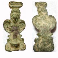 IND-9013 - AppliquebronzeApplique en forme de support architectural, représentant sur un chapiteau à volutes une figure féminine ailée (les deux ailes formant comme des crosses allant de la taille aux épaules).