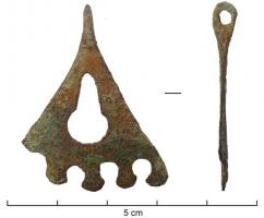 IND-9057 - Pendant de harnaisbronzePendant de harnais triangulaire, ajouré en entrée de serrure ; cinq protubérances à la base.