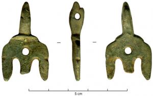 IND-9067 - Objet à identifierbronzeObjet (brisé) formé d'une palette trifide percée en son centre, prolongée par un appendice central aplati dans un plan perpendiculaire, percé transversalement et dont le profil évoque une tête de tortue.