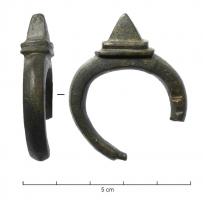 IND-9122 - Objet indéterminébronzeRobuste anneau, dont le jonc pouvait comporter un fermoir mobile (tenon); la partie opposée montre une solide pointe en forme de pyramide.