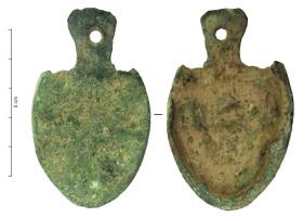 IND-9155 - Objet à identifierbronzeSorte de languette plate, équipée d'un rebord sur une face, prolongée par un tenon perforé.