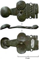 IND-9162 - Objet articulébronzeSorte d'agrafe allongée, avec une suspension par bouton aplati, un corps orné de deux spirales juxtaposées et, à l'opposé du bouton, une charnière.