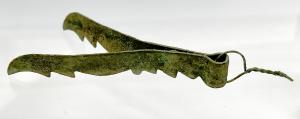 IND-9185 - PincettesbronzeSorte de pincettes à simple ressort, dont les branches sont, d'un seul côté, découpées de divers motifs dentelés. 
