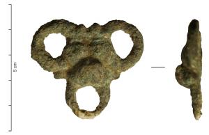 JHA-4058 - Jonction de harnaisbronzeJonction cruciforme avec trois anneaux, la face avant semble présenter un décor lobé. 
