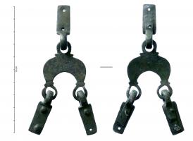 JHA-4064 - Jonction de harnaisbronzeJonction de harnais composé d'un corps central en forme de lunule, à partir duquel partent des attaches : plaques rectangulaires rivetées. 