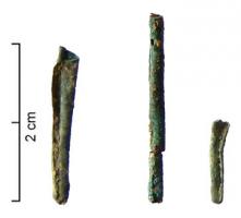 LAC-8001 - Ferret de lacetbronzeArmature tubulaire pour extrémité de lacet (aiguilette) : mince tube ouvert sur toute la longueur (Ø de l'ordre de 3mm), souvent décroissant d'une extrémité à l'autre.