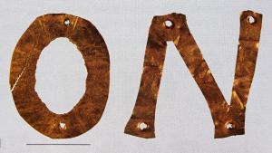 LIN-4001 - Lettre pour inscription clouée ou chevilléebronzeTPQ : -30 - TAQ : 300Lettre destinée à une inscription lapidaire à caractères cloués : les caractères (litterae caelatae) sont découpées et perforées pour une fixation clouée, donc sur un support en bois.