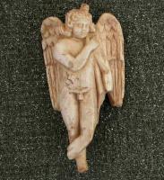 LIT-4004 - Décor de litosDécor sculpté en ronde-bosse ou relief plat, figurant un Amour ailé, souvent jambes croisées.