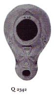 LMP-41034 - Lampe ovale terre cuiteLampe ovale. Long bec en ogive avec croix en relief. Volutes et croix en relief décorant l'épaule.