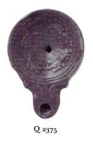LMP-41057 - Lampe Loeschcke IV : Couronne de chêneterre cuiteLampe à bec à volutes. Médaillon orné d'une couronne de feuilles de chêne.