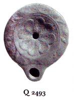 LMP-41084 - Lampe Loeschcke VIII Rosetteterre cuiteLampe ronde court bec. Médaillon décoré d'une rosette. Epaule décorée d'une couronne végétale.