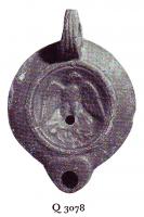 LMP-41330 - Lampe Loeschcke VIII : Aigle sur lièvreterre cuiteLampe à bec court cordiforme. Médaillon décoré d'un aigle de face tenant dans ses griffes un lièvre.