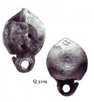 LMP-41347 - Lampe Loeschcke VIII Erosterre cuiteLampe à bec court. Médaillon décoré d'Eros tenant une grappe de raisin. Epaule décorée d'objets géométriques. Planta pedis imprimée sur la base.