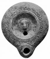 LMP-4136 - Lampe syro-palestinienne Loeschcke VIIIterre cuiteLampe à bec rond. Médaillon décoré d'une tête d'animal (ovin?) de face, épaule ornée de volutes complètes surmontant le bec bec et de demi-oves sur le reste. 