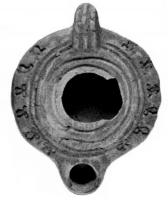 LMP-4143 - Lampe syro-palestinienne (type Loeschcke VIII tardif)terre cuiteTPQ : 300 - TAQ : 400Lampe de forme ronde et bec rond. Anse percée; épaule  décorée de motifs imprimés en forme de palmette.