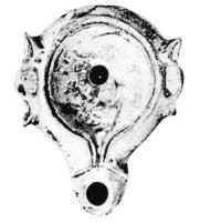 LMP-41547 - Lampe à ailerons et volutes dégénérées : C OPPI RESterre cuiteLampe moulée sans anse; réservoir circulaire de profil convexe; bandeau penché vers l'extérieur; disque circulaire limité par un sillon qui se poursuit le long d'un petit canal en V.  Bec long arrondi, à volutes dégénérées se poursuivant sous le bec. Base circulaire limitée par un sillon estampillée COPPI.RES. Restes d'engobe vineux sur toute la lampe.  