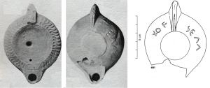 LMP-42657 - Lampe à bec rond limité par un trait : EX OF SEMterre cuiteLampe à bec rond limité par un trait ; disque lisse ;  épaule ornée d'un bandeau serré d'S imbriqués ; signature incisée sur le réservoir, de part et d'autrede l'anse : EX OF SEM.