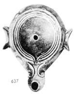 LMP-42729 - Lampes à simples volutes et à ailerons latérauxterre cuiteLampe moulée sans anse; réservoir circulaire de profil bi-convexe portant deux ailerons sur l'axe horizontal; bandeau étroit; disque circulaire limité par trois sillons qui se poursuivent jusqu'au bec le long d'un petit canal en V. Bec long arrondi, à volutes simples vers le bec. Base circulaire limitée par un sillon.
