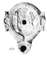 LMP-42730 -  Lampe à bec arrondi, volutes dégénérées, ailerons latéraux : Lares. GABINIAterre cuiteMoulée sans anse; réservoir circulaire de profil bi-convexe portant deux ailerons sur l'axe horizontal; bandeau étroit, penché vers l'extérieur; disque circulaire limité par deux sillons qui se poursuivent jusqu'au bec le long d'un petit canal en V. Bec long arrondi, à volutes dégénérées. Base circulaire limitée par un sillon. Médaillon orné de lares.