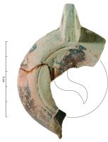 LMP-42732 - Lampe à bec rond de type incertain : Corne d'abondance,terre cuiteLampe moulée à bec Anse verticale percée à deux sillons sur la tranche moulée avec la lampe. Disque en cuvette limitée par un sillon concentrique. Bandeau penché vers l'extérieur. Réservoir circulaire à profil biconvexe asymétrique. 
