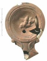 LMP-42739 - Lampe Loeschcke I : Eros chevauchant un dauphinterre cuiteTPQ : -30 - TAQ : 70Lampe moulée, sans anse. Réservoir circulaire de profil tronconique. Bandeau étroit à trois sillons concentriques, penché vers l'intérieur. Disque en profonde cuvette ; décorée d'un Eros, chevauchant un dauphin à gauche. Bec triangulaire à deux volutes se poursuivant sous le bec. Base en anneau plat.