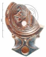 LMP-42749 - Lampe Loeschcke IB/C : Equipement de gladiateurterre cuiteTPQ : 50 - TAQ : 100Lampe moulée, sans anse. Réservoir circulaire de profil convexe. Bandeau étroit plat. Disque en profonde cuvette, limité par deux filets et trois sillons, décoré d'un casque et d'un bouclier de gladiateur. Bec triangulaire à deux volutes simples se poursuivant sous le bec. Base plate circulaire limitée par un sillon.
