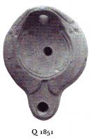 LMP-4831 - Lampe Bailey M  CCORNVRSterre cuiteLampe ronde à bec rond avec deux demi-volutes sur l'épaule et anse verticale. Médaillon vierge. CCORNVRS imprimé sur la base.