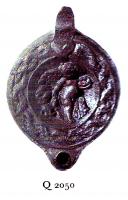 LMP-4923 - Lampe Loeschcke VIII Erosterre cuiteLampe ronde à bec court. Médaillon décoré d'Eros tenant un bouc par les cornes et portant un panier de fruits. Epaule ornée d'entrelacs géométriques.