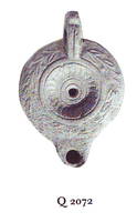 LMP-4937 - Lampe Loeschcke VIII Rosetteterre cuiteLampe ronde à bec court. Médaillon décoré d'une rosette. Epaule ornée d'une couronne de myrthe.