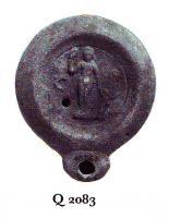 LMP-4945 - Lampe Loeschcke VIII Aphrodite et Erosterre cuiteLampe ronde à bec court. Médaillon décoré d'Aphrodite allant frapper Eros de sa sandale.