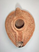 LMP-5146 - Lampe pantoufle byzantineterre cuiteLampe ovoïde à bec à canal incorporé. Epaule décorée de traits formant une couronne en relief. Petite anse conique à l'arrière.