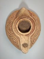 LMP-5149 - Lampe pantoufle byzantineterre cuiteLampe ovoïde à bec à canal incorporé. Epaule décorée de traits ondulés en relief. Petite anse conique à l'arrière.