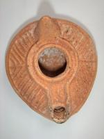 LMP-5150 - Lampe pantoufle byzantineterre cuiteLampe ovoïde à bec à canal - décoré d'une croix - incorporé. Epaule décorée de traits formant une couronne en relief. Petite anse conique à l'arrière.