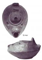 LMP-5168 - Lampe Loeschcke VIII tardive terre cuiteLampe ovale à bec incorporé. Epaule décorée de deux points en relief. Anse ajoutée, perdue.