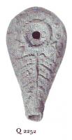 LMP-5171 - Lampe Loeschcke VIII tardive terre cuiteLampe en forme de goutte à bec incorporé. Epaule richement décorée de points, feuille de palme et croix en relief. 